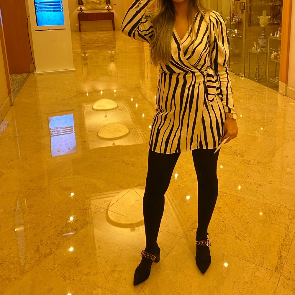 Tie up dress with skirt liner inside. Super comfortable and chic.